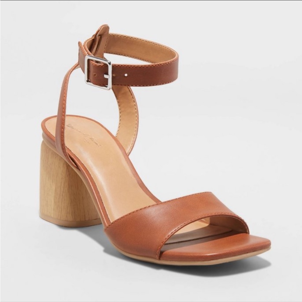 NWT UNIVERSAL THREAD heels
